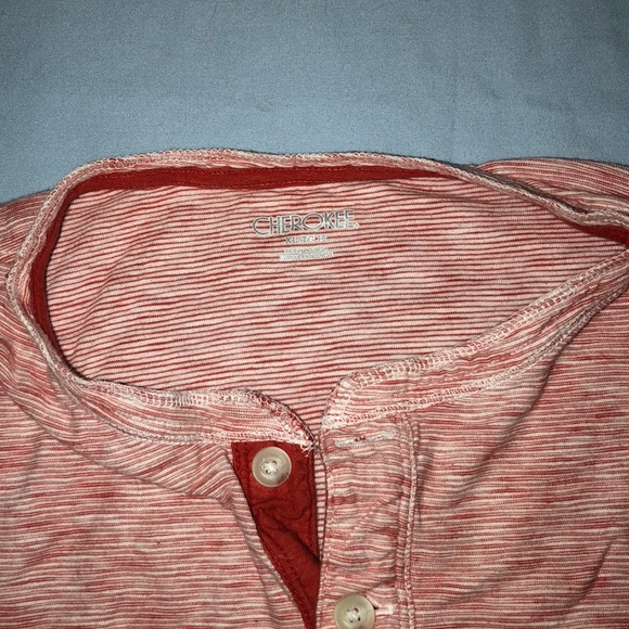 Cherokee two button t-shirt - Picture 3 of 4